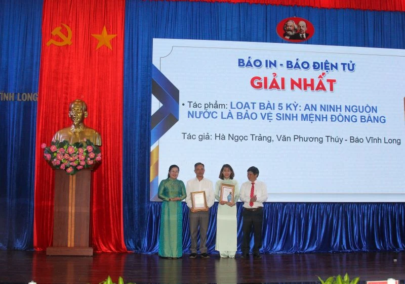 Ban tổ chức trao giải nhất cho nhóm tác giả Báo Vĩnh Long. 