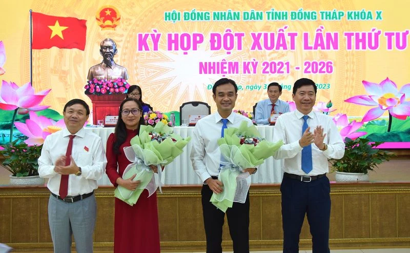 Lãnh đạo tỉnh Đồng Tháp tặng hoa chúc mừng tân ủy viên Ủy ban nhân dân tỉnh Đồng Tháp.