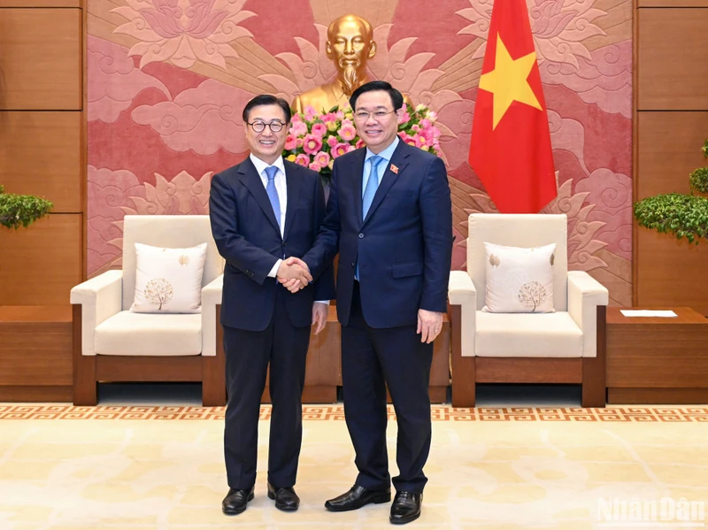 Chủ tịch Quốc hội Vương Đình Huệ và Tổng Giám đốc Công ty luật Kim&Chang Chung Kye Sung.