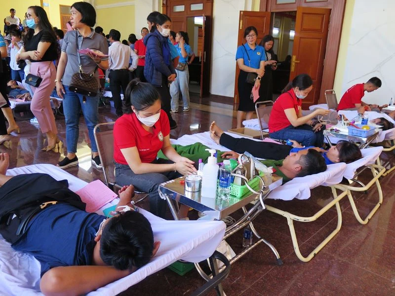 Đông đảo người dân tỉnh Kon Tum tham gia Ngày toàn dân hiến máu tình nguyện.