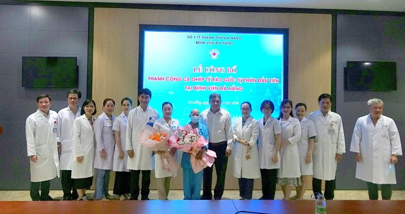 Ban giám đốc Bệnh viện Đà Nẵng tặng hoa chúc mừng bệnh nhân hồi phục sau ca ghép tế bào gốc tự thân.