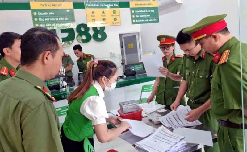 Lực lượng công an kiểm tra tại một cơ sở của công ty F88 trên địa bàn Lâm Đồng. 
