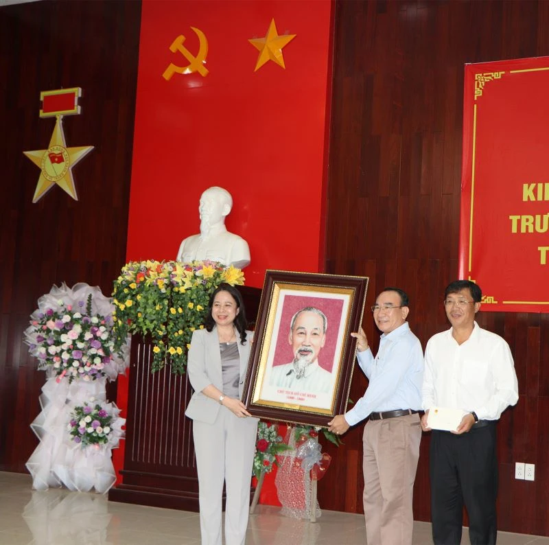 Phó Chủ tịch nước Võ Thị Ánh Xuân tặng ảnh chân dung Bác Hồ cho lãnh đạo thị xã Tịnh Biên, tỉnh An Giang.
