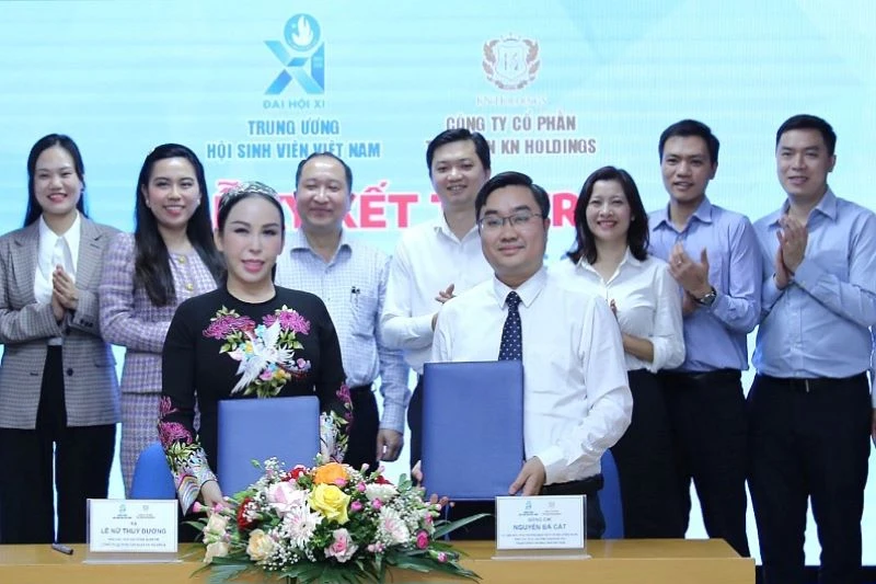 Đại diện Trung ương Hội Sinh viên Việt Nam và Công ty Cổ phần Tập đoàn KN Holdings trao biên bản ký kết tại buổi lễ. 