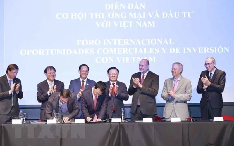 Chủ tịch Quốc hội Vương Đình Huệ chứng kiến lễ ký thỏa thuận hợp tác. (Ảnh: Doãn Tấn/TTXVN)