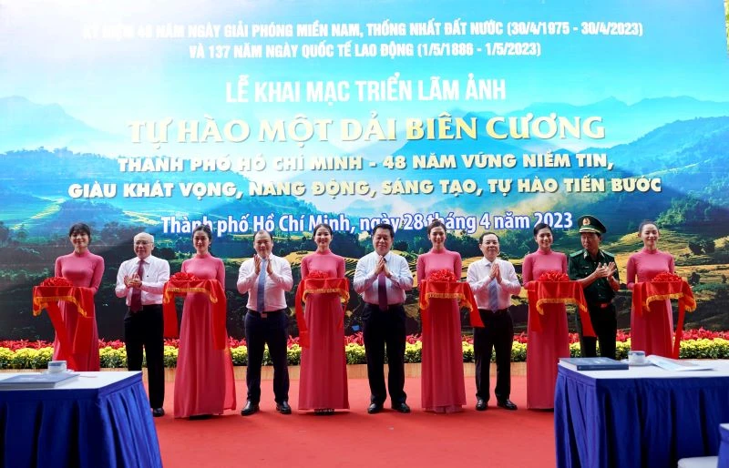 Đồng chí Nguyễn Trọng Nghĩa, Bí Thư Trung ương Đảng Trưởng Ban Tuyên giáo Trung ương và các đại biểu cắt băng khai mạc tại buổi lễ.