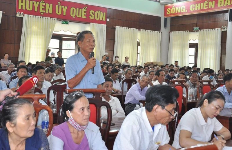 Quang cảnh buổi tiếp xúc cử tri tại huyện Quế Sơn.