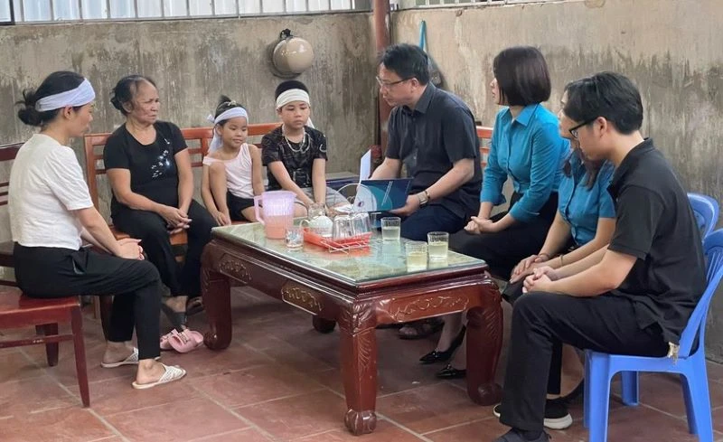 Chủ tịch Công đoàn Giáo dục Việt Nam Nguyễn Ngọc Ân thăm hỏi gia đình thầy cô giáo gặp tai nạn. 