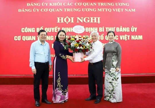 Chủ tịch Ủy ban Trung ương Mặt trận Tổ quốc Việt Nam Đỗ Văn Chiến cùng Ban Thường trực tặng hoa chúc mừng đồng chí Nguyễn Thị Thu Hà.