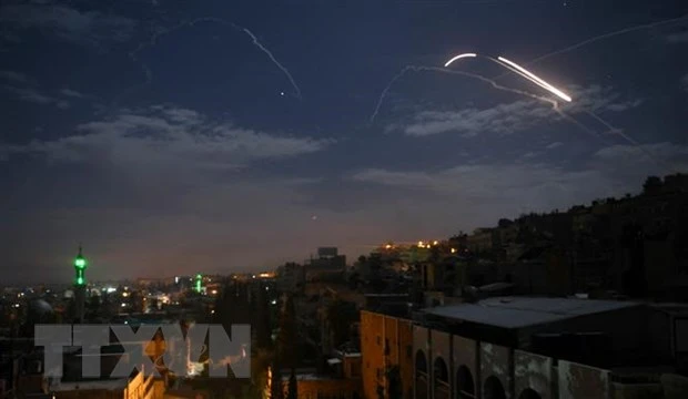 Hệ thống phòng không Syria đánh chặn một tên lửa của Israel trên bầu trời thủ đô Damascus ngày 21/1/2019. (Ảnh: AFP/TTXVN)