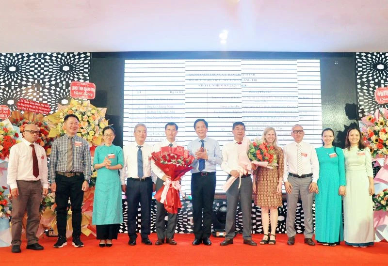 Ông Hoàng Nam - Phó Chủ tịch Ủy ban nhân dân tỉnh Quảng Trị - và bà Mellissa Bishop - Phó Đại sứ Hoa Kỳ tại Việt Nam - tặng hoa chúc mừng Ban chấp hành Hội Hữu nghị Việt Nam-Mỹ.
