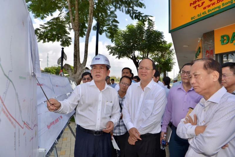 Đồng chí Nguyễn Hồ Hải, Phó Bí thư Thành ủy Thành phố Hồ Chí Minh (người thứ hai từ trái qua) đang nghe đại diện chủ đầu tư báo cáo tình hình triển khai dự án.