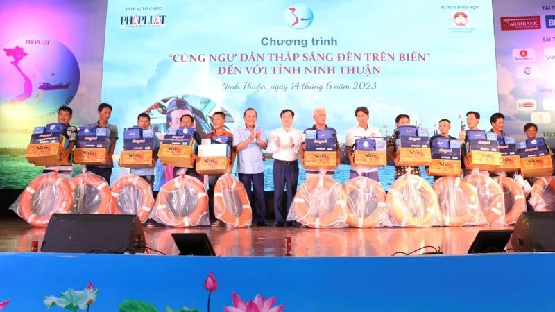 Đồng chí Trương Hòa Bình, nguyên Ủy viên Bộ Chính trị; nguyên Phó Thủ tướng Thường trực Chính phủ và đại diện lãnh đạo bộ, ngành Trung ương tặng quà cho ngư dân tỉnh Ninh Thuận.