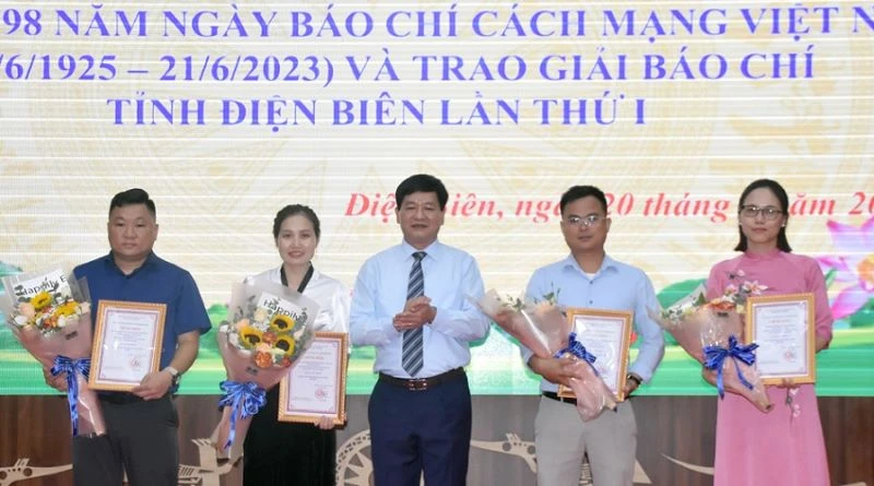 Đồng chí Lê Thành Đô, Phó Bí thư Tỉnh ủy, Chủ tịch Ủy ban nhân dân tỉnh Điện Biên trao giải cho các tác giả có tác phẩm đạt giải A Giải báo chí tỉnh Điện Biên lần thứ nhất.