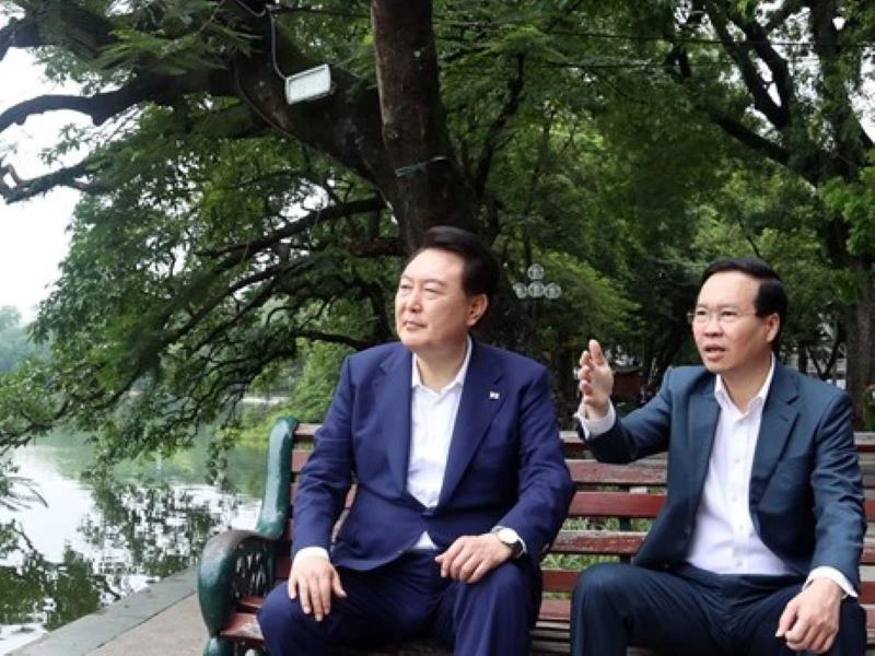 Chủ tịch nước Võ Văn Thưởng giới thiệu với Tổng thống Hàn Quốc Yoon Suk Yeol về ý nghĩa lịch sử của danh thắng hồ Hoàn Kiếm, nơi được coi là trái tim của Thủ đô Hà Nội - Thành phố vì hòa bình.