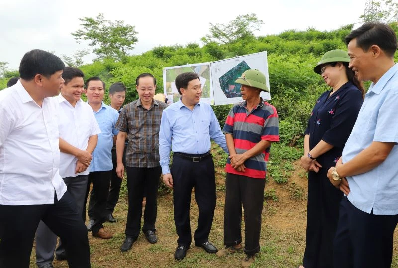 Quyền Bí thư Tỉnh ủy Hà Giang Nguyễn Mạnh Dũng nói chuyện với người dân xã Hùng An, huyện Bắc Quang về chính sách đền bù, tái định cư.