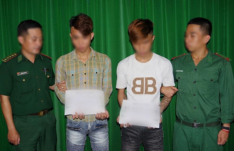 Lực lượng biên phòng bắt giữ 2 đối tượng tàng trữ ma túy. 