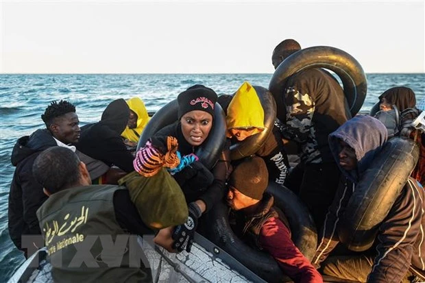 Người di cư chờ được giải cứu trên Địa Trung Hải ở ngoài khơi bờ biển Spax, Tunisia. (Ảnh: AFP/TTXVN)