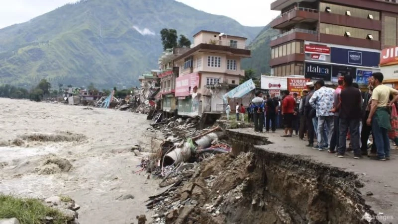 Một con đường bị sông Beas cuốn trôi do mưa lớn ở quận Kullu, Himachal Pradesh, Ấn Độ vào ngày 11/7/2023. (Ảnh: AP)
