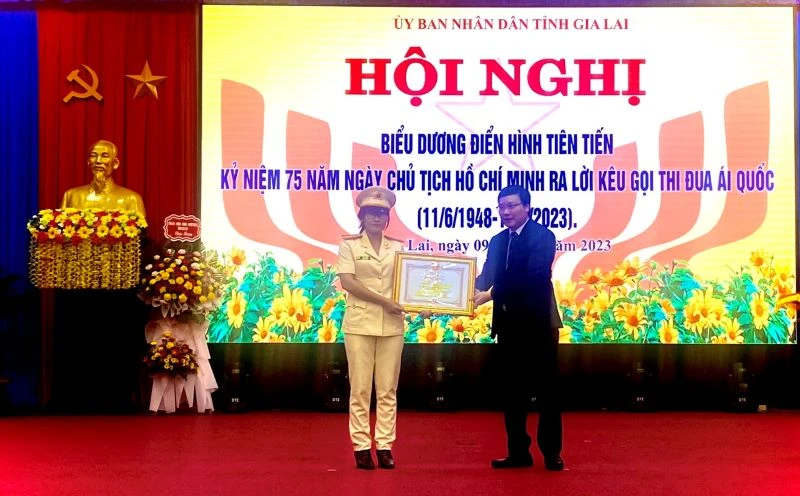 Đại úy Siu H'Ngát được tuyên dương tại hội nghị biểu dương điển hình tiên tiến trong phong trào thi đua.