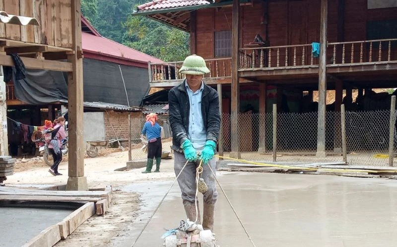 Nhân dân bản Hột, xã Mường Đun, huyện Tủa Chùa, tỉnh Điện Biên góp sức làm đường nội bản.