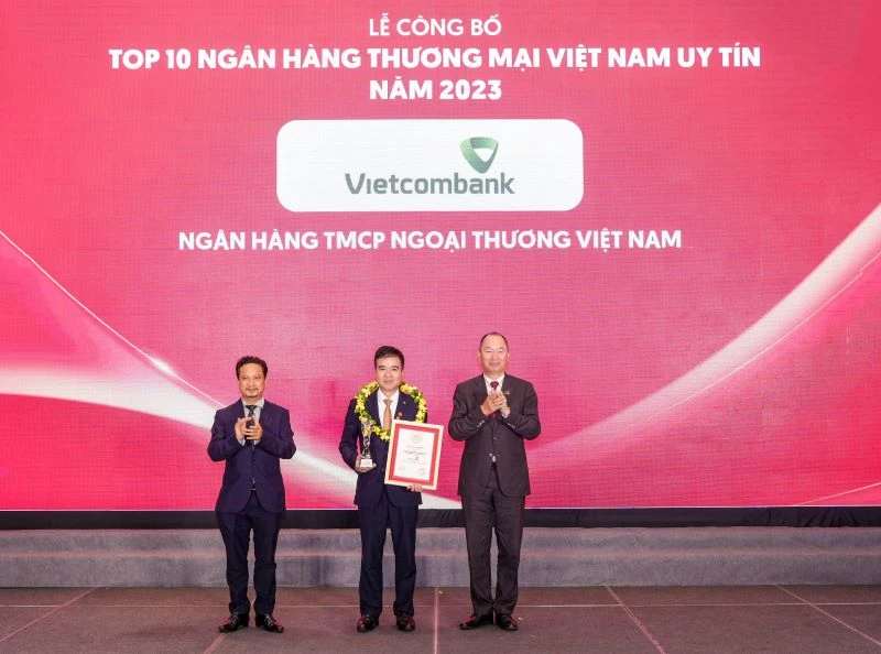 Đại diện Vietcombank (đứng giữa) nhận danh hiệu “Ngân hàng uy tín nhất Việt Nam năm 2023” từ Ban Tổ chức.