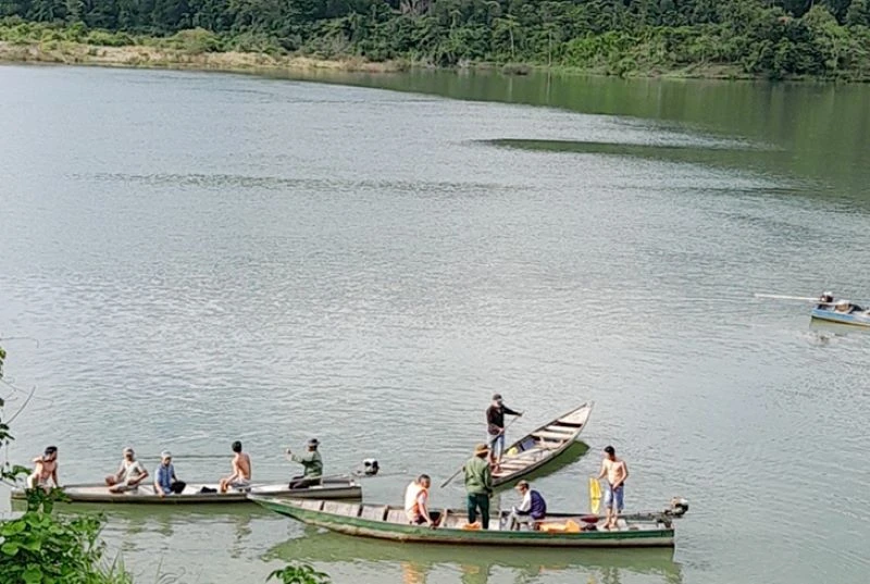 Lực lượng chức năng cùng người dân tổ chức tìm kiếm các nạn nhân trong vụ lật ghe.