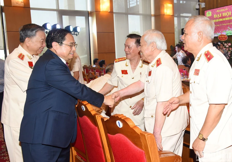Thủ tướng Phạm Minh Chính với các đại biểu tại Đại hội thành lập Hội Cựu Công an nhân dân Việt Nam.