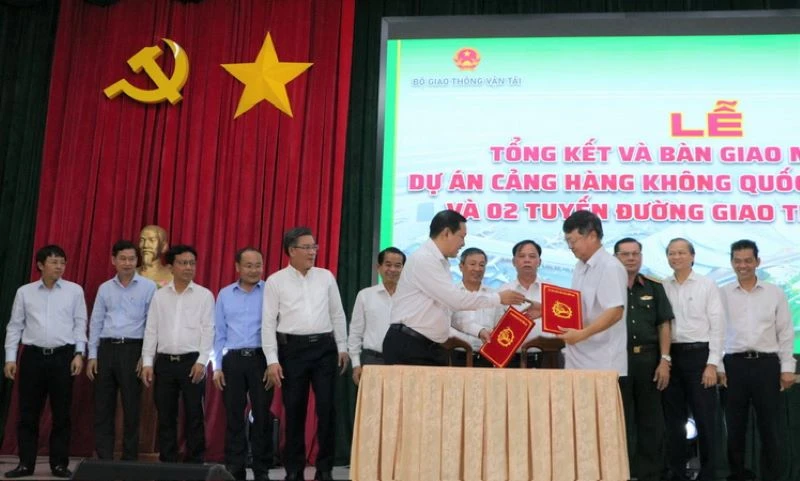 Đại diện Ủy ban nhân dân tỉnh Đồng Nai và Cảng hàng không miền Nam ký kết biên bản bàn giao đất thực hiện dự án sân bay Long Thành.