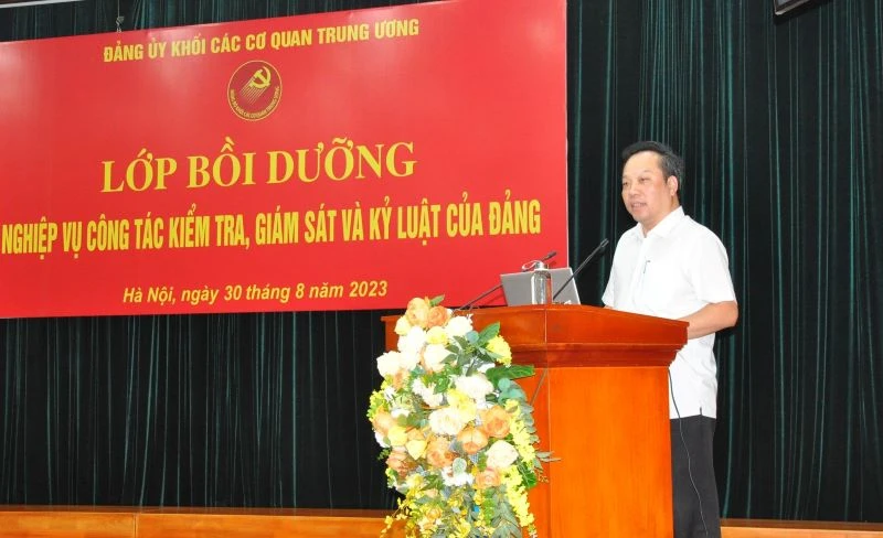 Đồng chí Đỗ Việt Hà, Phó Bí thư Đảng ủy Khối, phát biểu khai mạc lớp bồi dưỡng.