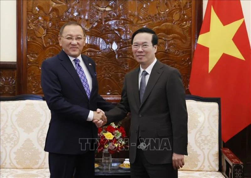 Chủ tịch nước Võ Văn Thưởng tiếp Đại sứ Đặc mệnh toàn quyền Cộng hòa Kazakhstan Yerlan Baizhanov đến chào từ biệt, kết thúc nhiệm kỳ công tác tại Việt Nam. (Ảnh: Thống Nhất/TTXVN)