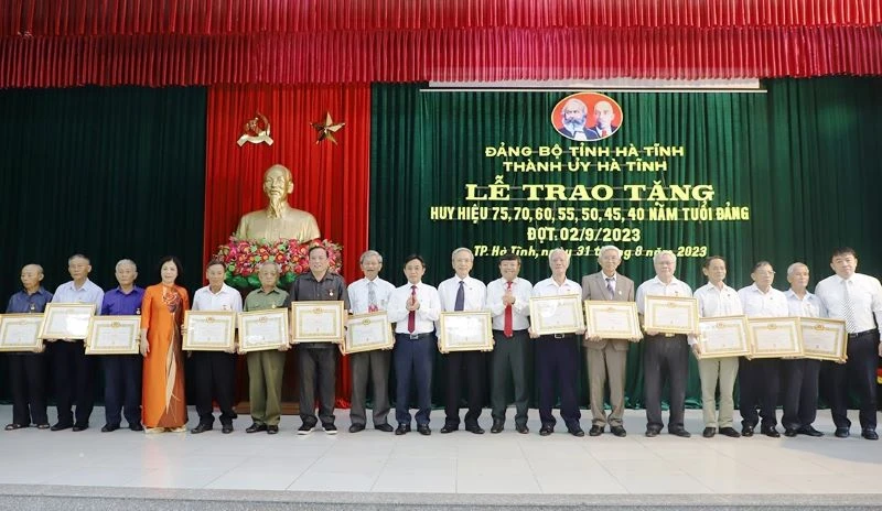 Đảng bộ thành phố Hà Tĩnh trao tặng 219 Huy hiệu Đảng dịp 2/9 cho các đảng viên.