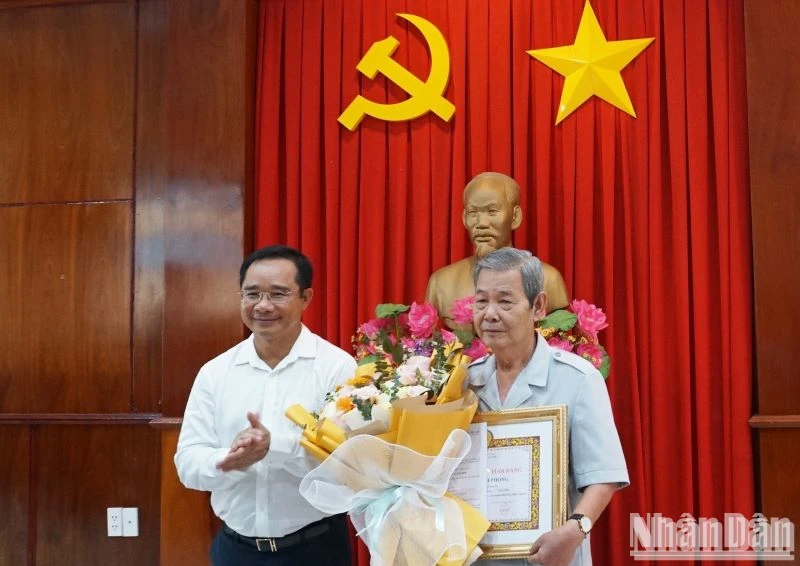Bí thư Tỉnh ủy Long An Nguyễn Văn Được trao Huy hiệu 60 năm tuổi Đảng cho đồng chí Phạm Thanh Phong.