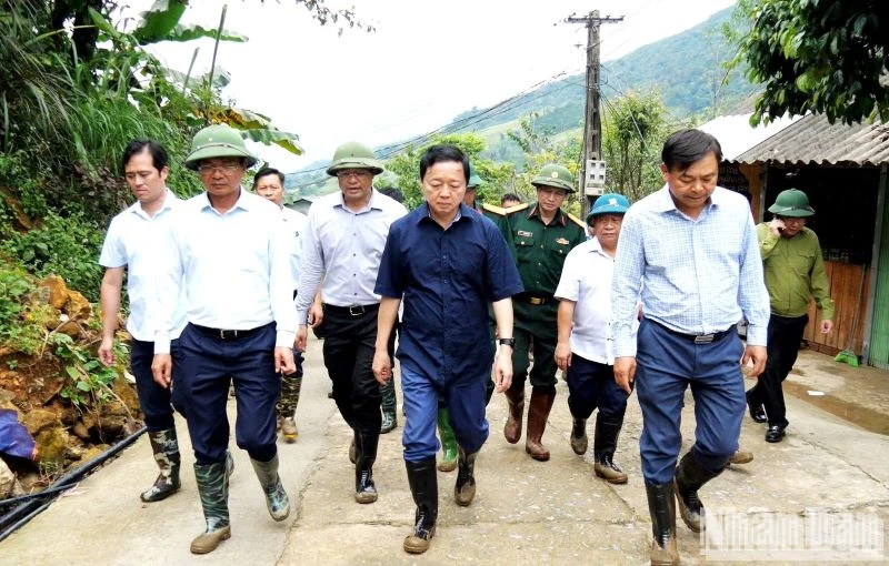Phó Thủ tướng Trần Hồng Hà đến thị sát thực địa nơi bị lũ ống ở Sa Pa - Lào Cai, chiều 13/9. (Ảnh: QUỐC HỒNG)