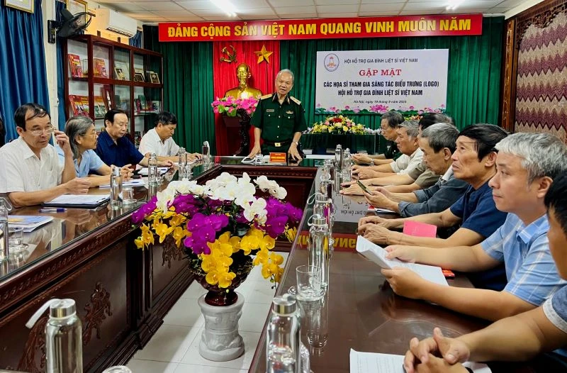 Trung tướng Hoàng Khánh Hưng phát biểu tại buổi gặp mặt các hoạ sĩ tham gia sáng tác.