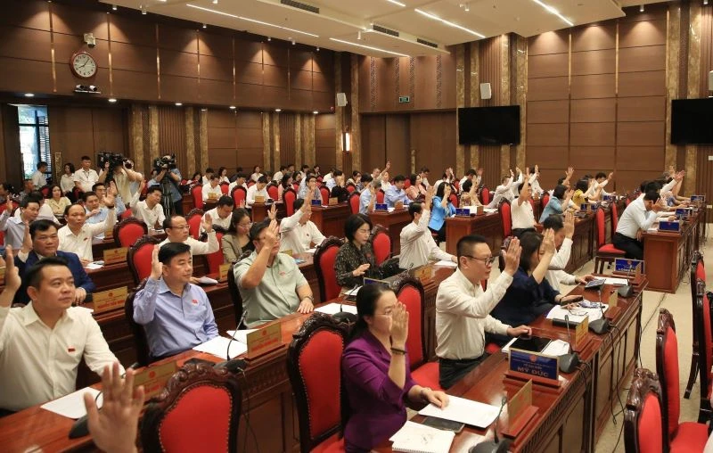 Hội đồng nhân dân thành phố Hà Nội biểu quyết thông qua Nghị quyết.