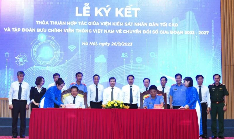 Tổng Giám đốc Tập đoàn VNPT Huỳnh Quang Liêm và Phó Viện trưởng Thường trực Viện Kiểm sát nhân dân tối cao Nguyễn Huy Tiến đại diện hai Bên ký kết Thỏa thuận hợp tác.