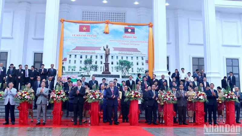 Lãnh đạo hai Bộ Công an hai nước Việt Nam-Lào cắt băng khánh thành công trình Học viện Chính trị Công an Lào. (Ảnh: Trịnh Dũng)