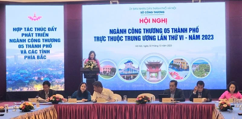 Thứ trưởng Công thương Phan Thị Thắng phát biểu tại Hội nghị.