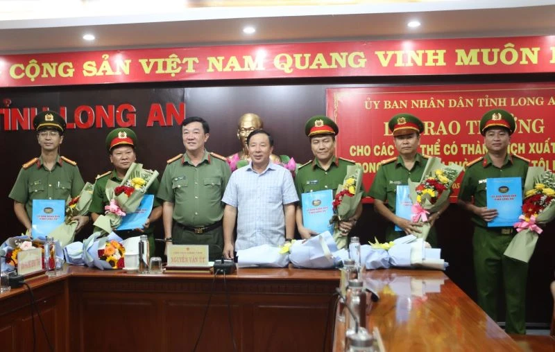 Chủ tịch Ủy ban nhân dân tỉnh Long An Nguyễn Văn Út và Giám đốc Công an tỉnh Long An Lâm Minh Hồng trao thưởng cho lực lượng phá án nhanh. 