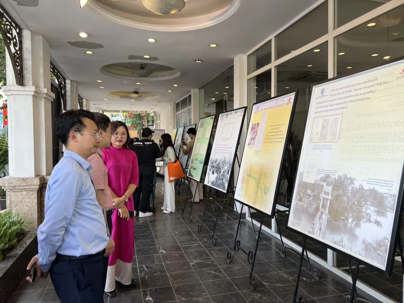 Các đại biểu tham quan những hình ảnh, tư liệu về hồ Hoàn Kiếm trong quá trình giao lưu văn hóa.
