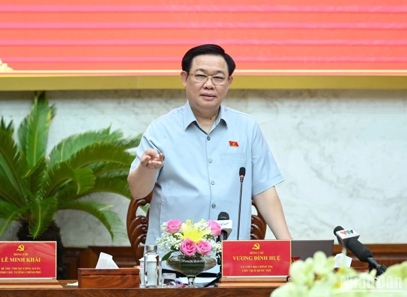 Chủ tịch Quốc hội Vương Đình Huệ phát biểu kết luận buổi làm việc với Ban Thường vụ Tỉnh ủy Hậu Giang. (Ảnh: Duy Linh)
