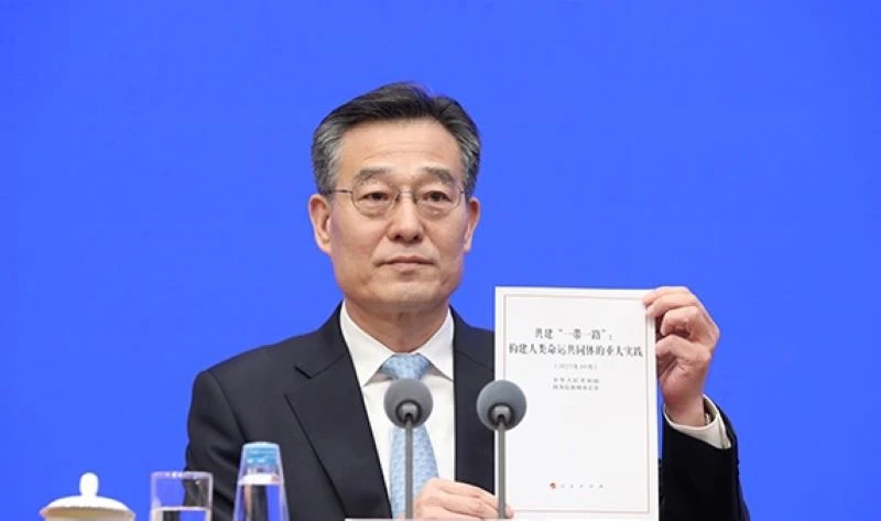 Ông Chen Wenjun, Người phát ngôn Văn phòng Báo chí Quốc vụ viện Trung Quốc giới thiệu Sách trắng. (Ảnh: cnstock.com)