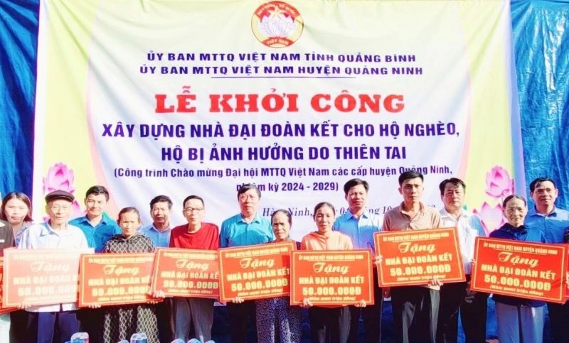 Huyện Quảng Ninh (Quảng Bình) trao tiền hỗ trợ xây dựng 'Đại đoàn kết' cho hộ nghèo.