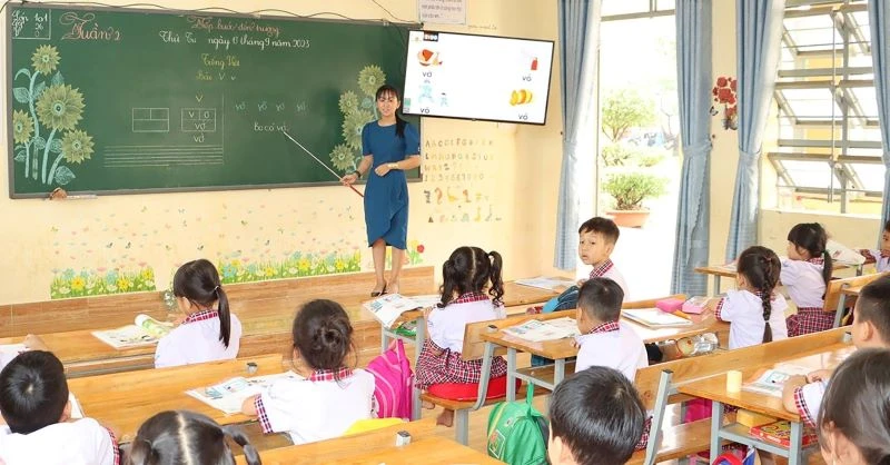 Giờ học của cô và trò trường Tiểu học Lê Lợi, xã Phước Minh, huyện Bù Gia Mập.