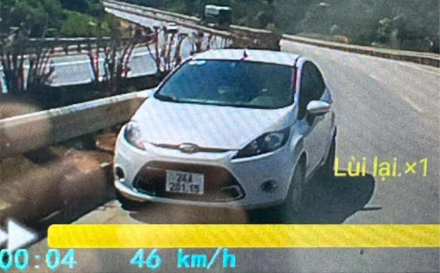 Hình ảnh ô-tô con đi ngược chiều trên Cao tốc Nội Bài-Lào Cai. (Ảnh chụp màn hình).