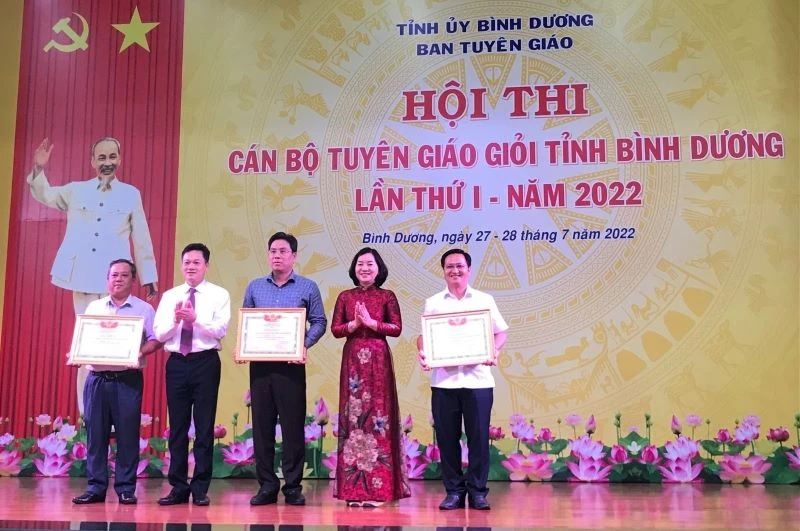 Trưởng Ban Tuyên giáo Tỉnh ủy Bình Dương Trương Thị Bích Hạnh (thứ 2 từ phải sang) trao Giải tập thể cho các đơn vị tại Hội thi cán bộ Tuyên giáo giỏi tỉnh Bình Dương lần thứ I.