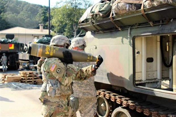 Binh sỹ Mỹ vận chuyển vũ khí. (Ảnh minh họa: AFP/TTXVN)