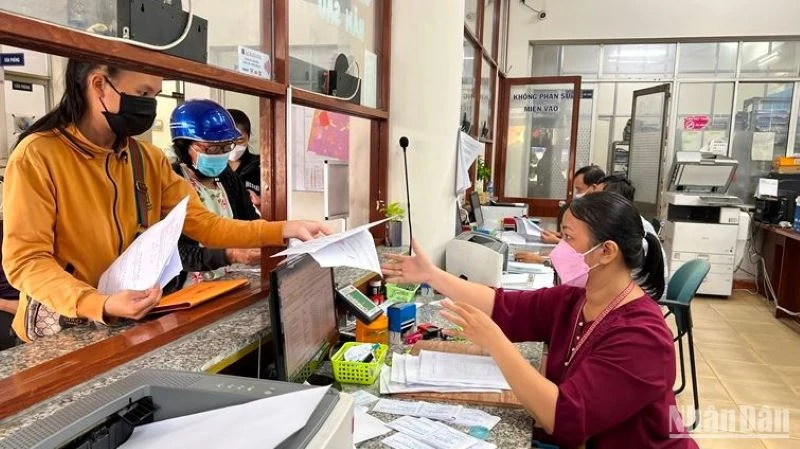 Người dân làm thủ tục hành chính tại Ủy ban nhân dân phường Bình Hưng Hoà, quận Bình Tân.