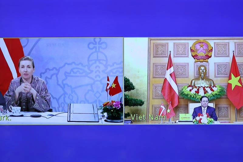 Thủ tướng Phạm Minh Chính hội đàm trực tuyến với Thủ tướng Đan Mạch Mette Frederiksen. (Ảnh: TRẦN HẢI)